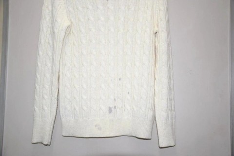 しみ抜き前の白いセーター