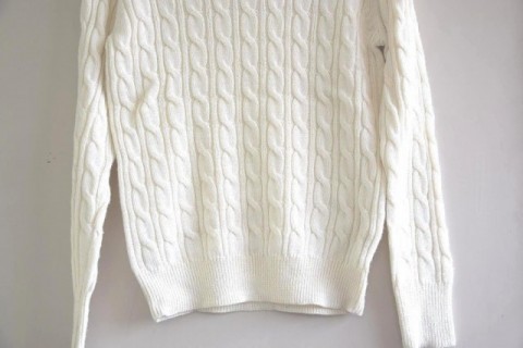 しみ抜き後の白いセーター